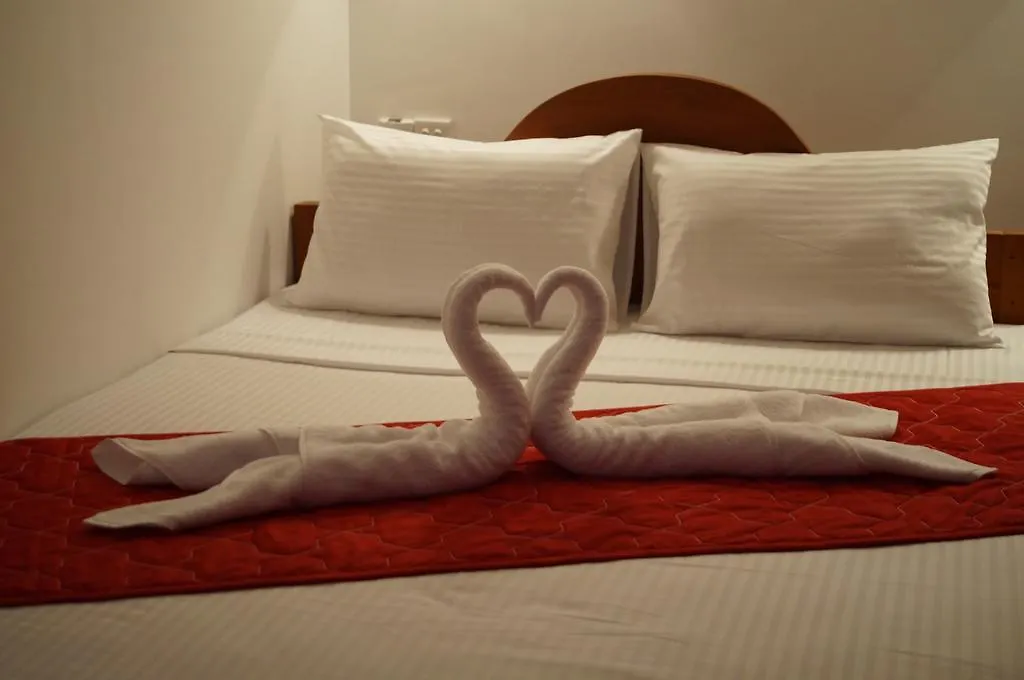 Yoho Aradhana Holiday Home 니곰보 3*,  스리랑카