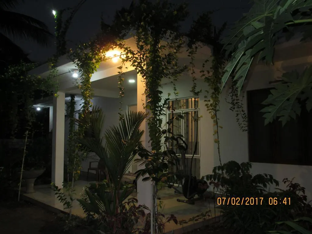 Yoho Aradhana Holiday Home 니곰보