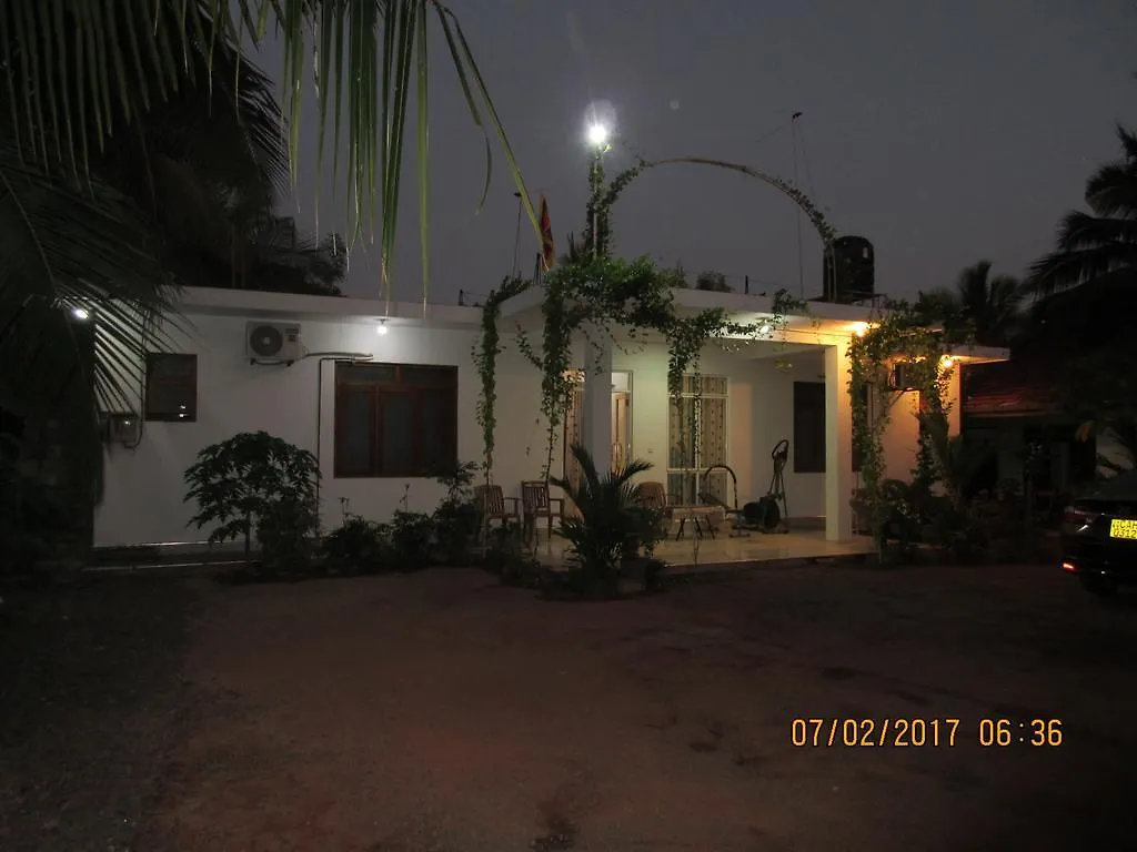 Yoho Aradhana Holiday Home 니곰보 3*,
